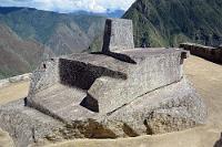 Machu Picchu #14  Die Intihuatana-Pyramide ist keine solche, sondern ein natürlicher Felshügel, der von den Baumeistern ringsum terrassiert und mit zwei aus dem Felsen gehauenen Treppen ausgestattet wurde. Die Spitze des Hügels ziert der Intihuatana-Stein, "Der Ort, an dem die Sonne gefesselt ist", wie die Übersetzung lautet. Dieser Kultstein diente der Beobachtung des Sonnenlaufes und ist so ausgerichtet, dass er genau zum Frühlings- und Herbstbeginn keinen Schatten wirft. Zwei Zeitpunkte, an denen Aussaat und Ernte festgemacht wurden.
