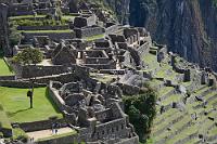 Machu Picchu #2  Ca. 25 Min. dauert die Fahrt auf der kurvenreichen Carretera Hiram Bingham, bis man die 400 Höhenmeter Unterschied zwischen dem Urubamba Tal und der Festung auf dem Machu Picchu Felsen zurückgelegt hat.  Viertel der Handwerker, Unterstadt, Hängende Terrassengärten