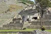 Machu Picchu #23  Im südwestlichen Bereich der Stadtanlage liegt der Wohnbereich des Herrschers Pachacuti Inca Yupanqui mit dem zentralen Sonnentempel. Rechts daneben das "Huarirona", ein nur dreiseitig umschlossenes Haus, in dessen Inneren eine Granitbank steht. Davor das sogenannte Bad des Inka, eine Brunnenanlage, wie sie sich so nur im Herrscherpalast befindet. Oberhalb des Tempels liegen die Wohnhäuser der Edlen des Reiches.