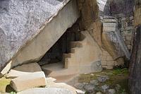 Machu Picchu #27  Im Sockel des Sonnentempels befindet sich eine Gruft, in der Bingham zwei mit Gold und Silber geschmückte Mumien fand, woraus er schloß, dass es sich bei dieser Höhle um ein "Mausoleum der Könige" handele. Ein Schlaglicht darauf, wie wenig nach wie vor über die wahre Natur Machu Picchus bekannt ist, werfen Funde zahlreicher weiterer Mumien im Bereich der Festung, deren Geschlechterverhältnis bei ca. 10:1 weiblich/männlich liegt. Das legt den Schluß nahe, bei Machu Picchu könnte es sich um eine Tempelfestung für die Sonnenjungfrauen des Reiches gehandelt haben. Nix Genaues weiß man nicht...