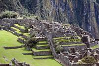 Machu Picchu #3  Nach jahrelangem Drängen, den überbordenden Massentourismus in geregelte Bahnen zu lenken, ist Peru der UNESCO gefolgt und hat verfügt, das täglich nur noch von professionellen Guides geführte Reisegruppen mit jeweils maximal 16 Personen innerhalb zweier Zeitfenster vor- und nachmittags Zutritt zum Ruinenkomplex erhalten.   Viertel der Mörser