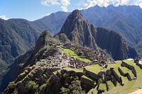 Machu Picchu #6  Huayna Picchu mit der davor liegenden Stadtanlage: links das Palastviertel "Yachay Huasi", dahinter der Heilige Platz mit der Intihuatana-Pyramide, mittig der Zentralplatz, rechts davon die Wohn- und Handwerkerviertel.