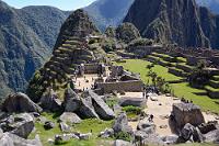 Machu Picchu #8  Der Heilige Platz mit dem Haus des Priesters, dem Haupttempel und der Intihuatana-Pyramide.