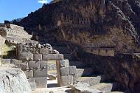 Mausoleum der Herzen  Die Stadt Ollanta liegt strategisch sehr günstig in einer von Bergen eingefaßten Senke des Urubamba-Tales genau zwischen Cusco und Machu Picchu und war aufgrund ihrer Position ein wichtiges Zentrum des Inkareiches. Militärisch als Wegposten mit der Kontrolle über das Heilige Tal und landwirtschaftlich durch die klimatisch günstige Lage. Die in großem Umfang terrassierten Hänge verfügten über ein ausgeklügeltes Bewässerungssystem, welches durch zahlreiche Quellen gespeist wurde. Der Blick geht von der Tempelanlage mit dem Mondtor über die oberen Terrassen hinüber zum Mausoleum, in dem nur die Herzen der Inka-Herrscher bestattet wurden – die einbalsamierten Körper verblieben im Sonnentempel von Cusco.