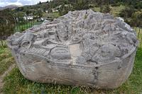 Piedra de Sayhuite  Knapp 50 km vor unserem Tagesziel liegt eine wenig bekannte Ruinenstätte der Inkas, die nach 500 m über einen kleinen Feldweg erreicht wird, welcher kurz nach der Abzweigung nach Cachora links von der '3S' abbiegt. Am Kopfende einer dem abfallenden Hügel folgenden Terrassenanlage befindet sich der Stein von Sayhuite (oder Saywite). Gegen einen kleinen Obulus öffnet der Wächter eine Pforte in der Gitterumzäunung, damit man die bearbeitete Oberfläche besser in Augenschein nehmen kann.