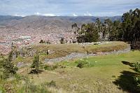 Q'enqo chico  Den letzten Kilometer zur letzten großen Sehenswürdigkeit des heutigen Tages legen wir auf der Straße zurück. Dabei fällt der Blick über den ummauerten Hügel des "Kleinen Q'enqo" auf das im Tal liegende Cusco, die heilige Metropole des Inkareiches – auch heute für viele Indios noch der spirituelle Mittelpunkt des Landes.