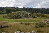 Rodadero  Die Vermutung, dass Saqsaywamán nicht ausschließlich kriegerischen Zwecken diente, wird glaubhaft durch die auf dem Hügel "Rodadero" vorgefundenen Bauten. Von den Steinwällen der Festung durch den breiten Exzerzierplatz "Explanada" getrennt, findet man dort den "Thron des Inka", das große Labyrinth "Chincana Grande", einen vermuteten unterirdischen Friedhof "Qocha", sowie das schon gezeigte Amphitheater "Muyukancha".
