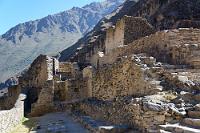 Rückzugsort  Der 'Hinterbau' der Festungsanlage mit Wohnhäusern und Teilen der gezackten Außenmauer. Für diese Bereiche wurde längst nicht der gleiche Aufwand wie für die religiösen und kultischen Bauten betrieben, vielmehr wurden die Steine nur grob behauen zusammengefügt – offensichtlich aber immer noch solide genug, den häufigen Erdbeben zu trotzen! Hier dürften die Priester des Tempels gewohnt und der aus Cusco geflohene Inca Manco seinen vorübergehenden Rückzugsort gefunden haben.