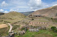 Ruinas de Sóndor  Knapp 20 km vor unserem Tagesziel Andahuaylas verlassen wir die 'S3' in Richtung der Laguna Pacucha. Im Reiseführer haben wir drei knappe Sätze über die 'Ruinen von Sóndor' gelesen, Zeugnisse der Chanka-Kultur, die hier vor der Eroberung durch die Inkas gelebt hat. Dass es sich hierbei um ein recht untouristisches Ziel handelt, merkt man schon an den Anfahrtswegen, die bestenfalls drittklassig sind und durch versteckte kleine Dörfer führen. Am Ziel sind wir dann auch die einzigen Touristen, auf die aber trotzdem ein Wächter wartet, bei dem man seinen kleinen Eintritt zu zahlen hat. Größerer Beliebtheit scheint sich die Stätte bei Mitgliedern der einheimischen Bevölkerung zu erfreuen, die mit drei Fahrzeugen angerückt sind und sich auf dem Vorplatz zu einem opulenten Picknick niederlassen.