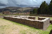 Ruinen von Raqchi  Nach drei Vierteln des Weges nach Cusco führt die Straße vorbei an einer alten Tempelanlage, deren Ursprung von einigen Archäologen in der Zeit der Tiwanaku-Kultur vermutet wird, weil die bauliche Ausführung mit lehmverputzten und nur grob behauenem Vulkangestein inkauntypisch eher 'schlampig' anmutet. Wir starten unseren Rundgang durch die Ruinen von Raqchi am nördlichen Rand der Anlage in einem spirituellen Zwecken zugeschriebenen Zentrum namens "Ushnu". Hier wurden heilige Rituale ausgeführt, die von den Schamanen in den Behausungenn vorbereitet wurden, deren Grundmauern hier zu sehen sind.