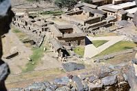 Sitio Arqueológico  Archäologische Ausgrabungsstätte mit Wohnhäusern, dem Wassertempel und Brunnenanlagen direkt unterhalb der "Andenes de Manyaraqui". Mit "Andenes" werden speziell im Andengebiet die zum Anbau von Feldfrüchten angelegten Terrassen bezeichnet.
