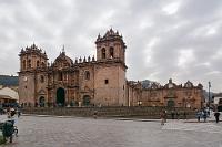 Stadtspaziergang Cusco #1  "La Catedral" im Nordosten der Plaza de Armas ist eine der beiden beherrschenden Kirchen des Zentrums. Der Bau des 85 m langen und 45 m breiten Gotteshauses wurde bereits 1559 auf den Grundmauern des Palastes des 8. Inca Wirachocha begonnen als Versuch, die religiöse Oberhoheit über die neu eroberten Lande zu zementieren. In die Glocke des linken der beiden 30 m hohen Türme wurden mehrere Kilo Gold eingegossen. Heute darf die größte Glocke Südamerikas nicht mehr erklingen, weil sie den Turm zum Einsturz bringen könnte.