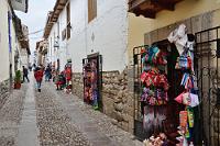 Stadtspaziergang Cusco #10  Die "Calle Hatunrumiyoc" ist als verkehrsberuhigte Straße eine Ausnahme in Cusco und steht voll im Zeichen des folkloristischen Touristennepps. Trotzdem sollte man sich nicht täuschen lassen: Andere Straßen, nur unwesentlich breiter als diese, dienen dem zweispurigen Durchgangsverkehr. Mit der Folge, sich als Fußgänger schon mal in einem Hauseingang in Sicherheit bringen zu müssen.