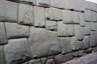 Stadtspaziergang Cusco #11  In der Mitte der "Calle Hatunrumiyoc" befindet sich die häufig als Beispiel unübertroffener Steinmetzkunst angesehene Palastmauer des Inka-Herrschers Roca. Als besondere Attraktion gilt der größte hier verbaute Stein mit nicht weniger als zwölf Ecken!