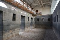 Stadtspaziergang Cusco #14  Allein die Geschichte des Tempels sprengt bei Weitem das, was hier darüber erzählt werden kann und sollte bei tiefergehendem Interesse umfassender ergoogelt werden. Das, was heute noch von den originalen Mauern des Tempels zu sehen ist, wurde von den Spaniern überbaut und läßt nichts mehr von der Pracht der goldenen und silbernen Verkleidung erahnen, mit der die Wände belegt waren. In den Nischen der mit höchster Genauigkeit errichteten Mauern standen zudem goldene und silberne, mit Türkisen geschmückte Amulette.