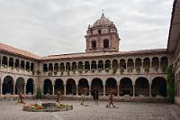 Stadtspaziergang Cusco #15  Der Innenhof des "Convento" mit abstrakten Skulpturen, deren Kontext zum Umfeld sich nicht unmittelbar erschließt.