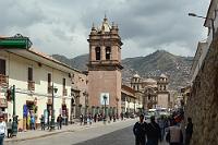 Stadtspaziergang Cusco #21  Die auf der linken Seite befindliche "Iglesia Santa Clara" hat dieser belebten Straße auch ihren Namen gegeben. Wir folgen der "Calle Santa Clara" bis zur "Iglesia de San Pedro", vor der wir links abbiegen, um dem "Mercado Central San Pedro", dem Großmarkt Cuscos einen Besuch abzustatten.