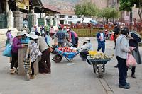 Stadtspaziergang Cusco #23  Wer im Markt selber keinen Stand ergattert hat, oder ihn sich nicht leisten kann, versucht sein Glück als ambulanter Händler auf der "Plazoleta San Pedro" – dem freien Platz vor Kirche und Markt. Häufig findet das gesamte Angebot in einer einzigen Schubkarre Platz, darunter die größten und schönsten Granatäpfel, die wir je gesehen hatten!
