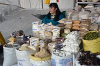 Stadtspaziergang Cusco #26  Auch wenn die Verkäuferin etwas verträumt guckt – von ihrem Stand strahlt uns die ganze Welt des peruanischen Getreides an. Quinoa, Cañihua (eine glutenfreie, nussig schmeckende Quinoa-Verwandte), Kiwicha (=Amaranth) und zerriebene Maca (eine Manneskraft stärkende Wurzel) finden sich neben gefriergetrockneten weißen Kartoffeln, diversen Sorten Mais, Pistazien, Linsen und Bohnen. Zutaten für eine spannende Küche, die Maren im Geiste schon peruanische Kochbücher wälzen läßt ;-)