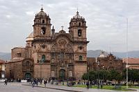 Stadtspaziergang Cusco #3  Schräg gegenüber der Kathedrale steht die nicht minder imposante Jesuitenkriche "Iglesia de La Compañía de Jesús". Der Barockbau wurde 1650 Opfer eines großen Erdbebens – ein eindrucksvoller Beweis dafür, dass die stolze Errichtung auf den unverrückbaren Mauern des Schlangentempels der Inka nicht zwangsläufig Garant für statische Stabilität war. Der Wiederaufbau sollte nach dem Willen der Jesiuten größer und schöner sein als die nebenstehende Kathedrale. Der vom Bischof angerufene Papst untersagte dies den Jesuiten zwar, aufgrund der langen Nachrichtenwege kam das Verbot aber zu spät an...