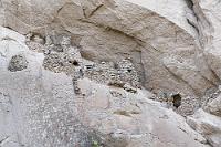 Tumbas colgantes  Zum Namensgeber für das ganze Tal wurden die wie Steinnester um ca. 1200 n.Chr. in die Felswand gehängten Gräber des Volkes der Collagua. 27 km von Chivay entfernt weist ein Schild am Straßenrand auf die "Tumbas Choque Tico" hin, die Kletterlustige auch über einen schmalen Pfad näher in Augenschein nehmen können.