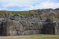 Uneinnehmbar  Auch angesichts der Tatsache, dass einige der Blöcke Aussparungen aufweisen, an denen möglicherweise Transportgerätschaften ansetzten, vermag man sich das Heben dieser Blöcke ohne Kräne oder ähnliches kaum vorzustellen. Nach der Überrumpelung der Inkas durch die Spanier, die 1533 angeführt von Pizarro Cusco nahezu kampflos einnahmen, gelang es dem Inca Manco zwei Jahre später mit einem Heer von 200000 Mann zumindest, die Festung Saqsaywamán zurück zu erobern.