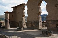 Wiracocha-Tempel  Der Inkatrail – der Hauptweg, über den die Inka in den Süden vorstießen – führte entlang des Flusses "Urubamba" und damit direkt durch Raqchi hindurch. Man nimmt an, dass erst zu diesem Zeitpunkt die Tempelanlage von den Inkas 'übernommen', zwischen 1440 und 1490 fertig gebaut und dem Halbgott Wiracocha geweiht wurde. Links im Bild eine von insgesamt 22 inneren Stützsäulen des Haupttempels, die bis auf eine Höhe von 6 m rekonstruiert wurde und zusammen mit den anderen 21 Stelen der Abstützung des gewaltigen Strohdaches diente.