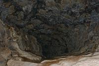 Cueva del Viento  Verantwortlich für die Existenz der Lavahöhlen ist der Pico Viejo, ein Nebengipfel des Teide. Ein Ausbruch vor 27000 Jahren schuf das ausgedehnte Höhlensystem, welches seit langem ein Ziel wissenschaftlicher Forschung ist. Ständig werden neue Stollen und Gänge entdeckt, so dass die heute bekannte Gesamtlänge von 17 km noch lange nicht der Weisheit letzter Schluß ist. Zudem haben sich ca. 120 verschiedene Pflanzen- und Tierspezies an den Lebensraum Höhle angepaßt, zu deren Erforschung und Schutz große Anstrengungen unternommen werden. Insgesamt sieben Öffnungen sorgen Dank des Kamineffekts für einen ständigen Luftstrom in dem Höhlensystem, ein Umstand, der für den Namen "Höhle des Windes" ursächlich war.