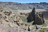 Los Roques #4  Immer wieder kann man den Weg auch für kurze Abstecher zu Felsdurchbrüchen verlassen, um tolle Ausblicke auf solitär stehende Monolithen und den Kessel der umliegenden Caldera zu genießen.