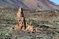 Los Roques #7  Trotzig wirken die harten Reste des Urvulkans inmitten der sie umfließenden Lavaströme des viel jüngeren Teide, der sich im Hintergrund nochmals 1000 m über die ihn umgebende Caldera erhebt.