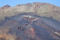 Narices del Teide  Als "Nasenlöcher des Teide" werden diese drei Vulkankrater auf 2500 m Höhe am Südwesthang des Pico Viejo bezeichnet. Sie sind Überbleibsel des längsten bekannten Ausbruchs des Teide vom 9. Juli bis 8. November 1798, in dessen Folge ein Gebiet von ca. 5 qkm von schwarzer Lava überflutet wurde.