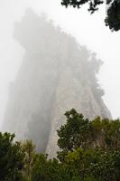 Roque Anambro  Bei unserem zweiten Anlauf, das Anaga-Gebirge zu erkunden, stecken wir zwar immer noch in den Wolken, es regnet aber immerhin nicht mehr. Wie dicht der Nebel außerhalb des tropfenden Lorbeerwaldes sein kann, offenbart dieser Blick auf das fast völlig verhüllte Monument des Roque Anambra, einem der markanten Wegpunkte des Ensillada Höhenwanderweges.